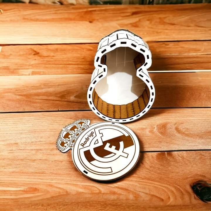 Caja en forma de escudo del Real Madrid: ¡Pasión madridista en tus manos!