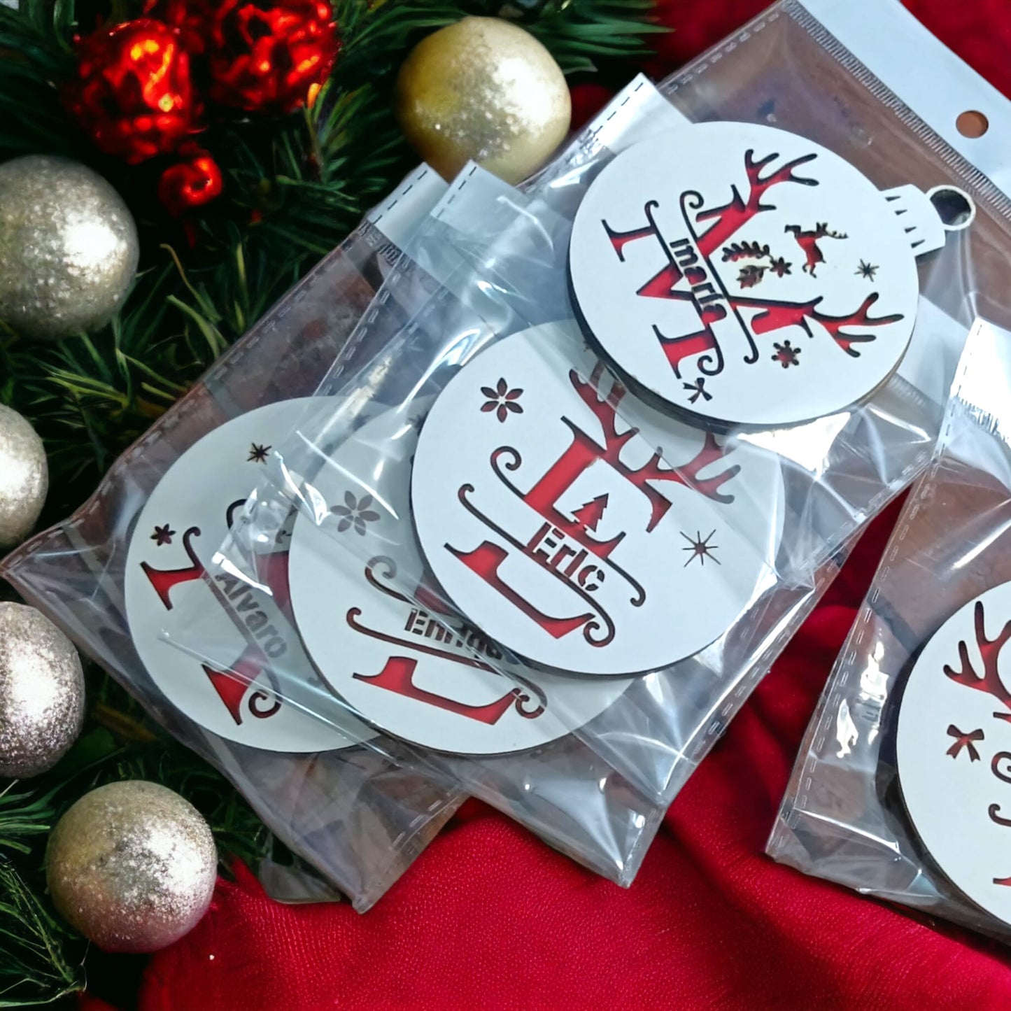 "Tus Iniciales en Magia Navideña: Esferas de Navidad Personalizadas en Madera"