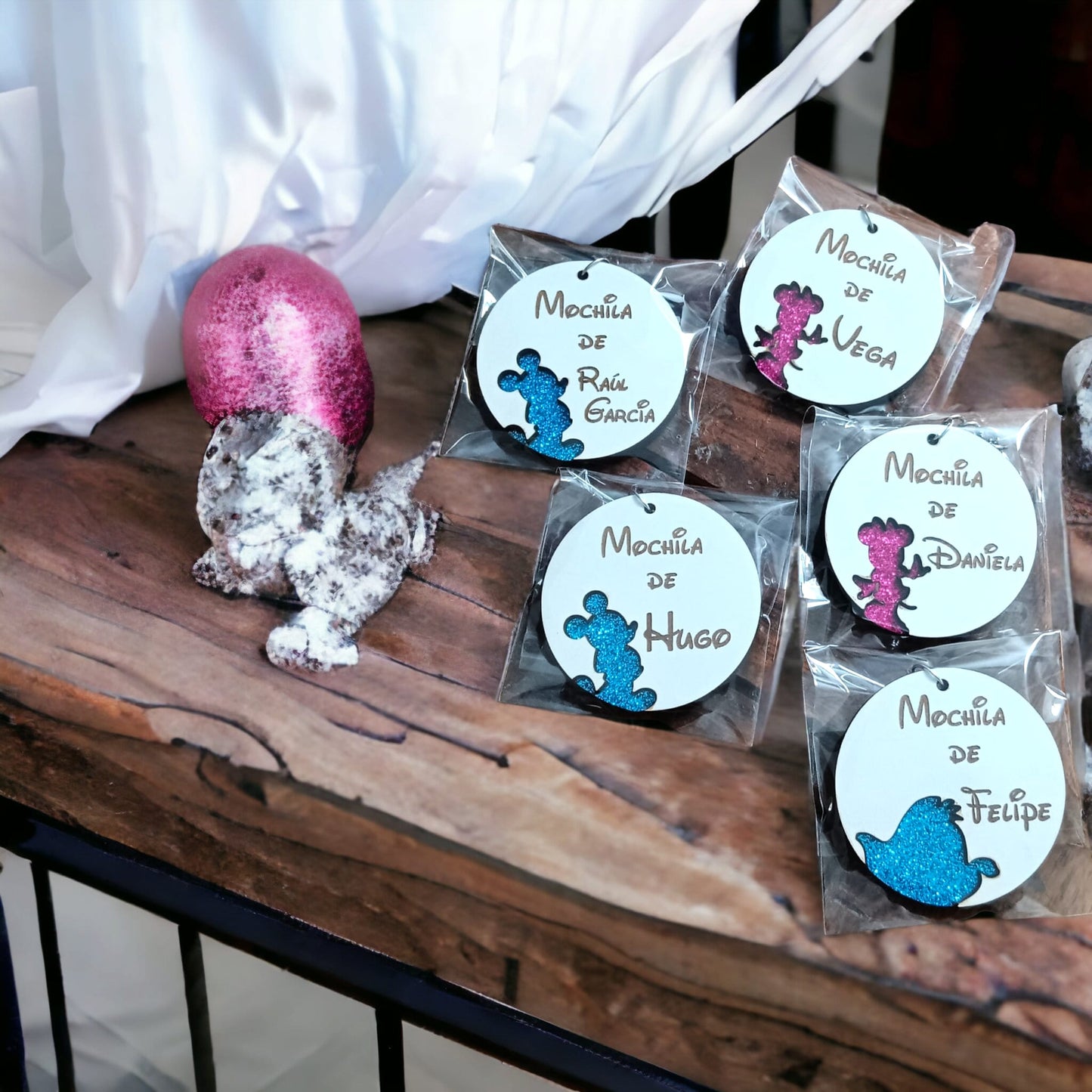 "Llaveros Personalizados: Tu Personaje Favorito en Brillo y Estilo"