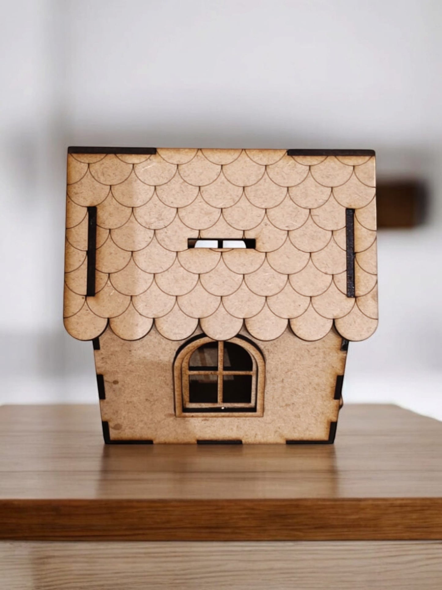 "Casita Hucha de Madera: Ahorra con Estilo"