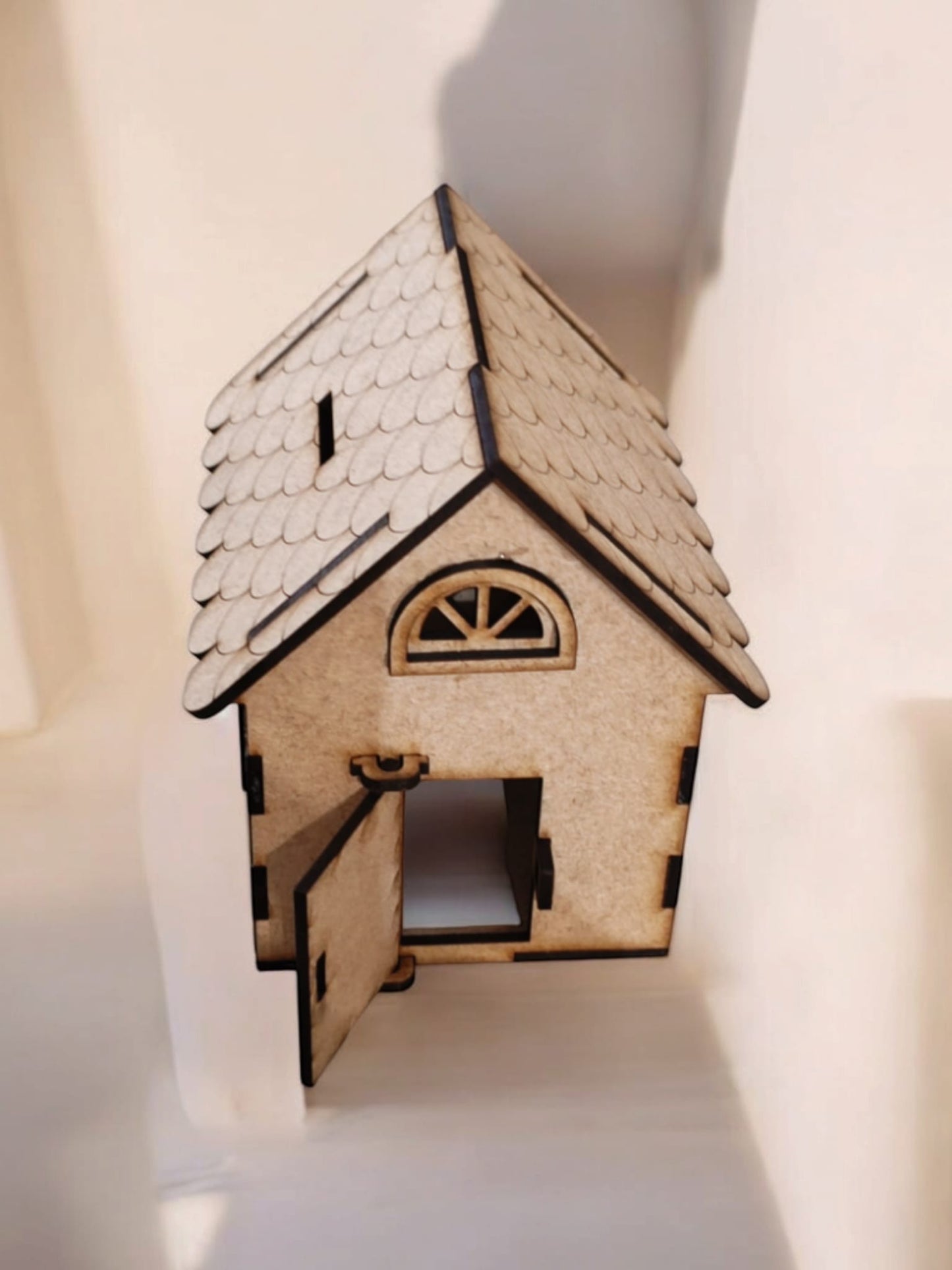 "Casita Hucha de Madera: Ahorra con Estilo"