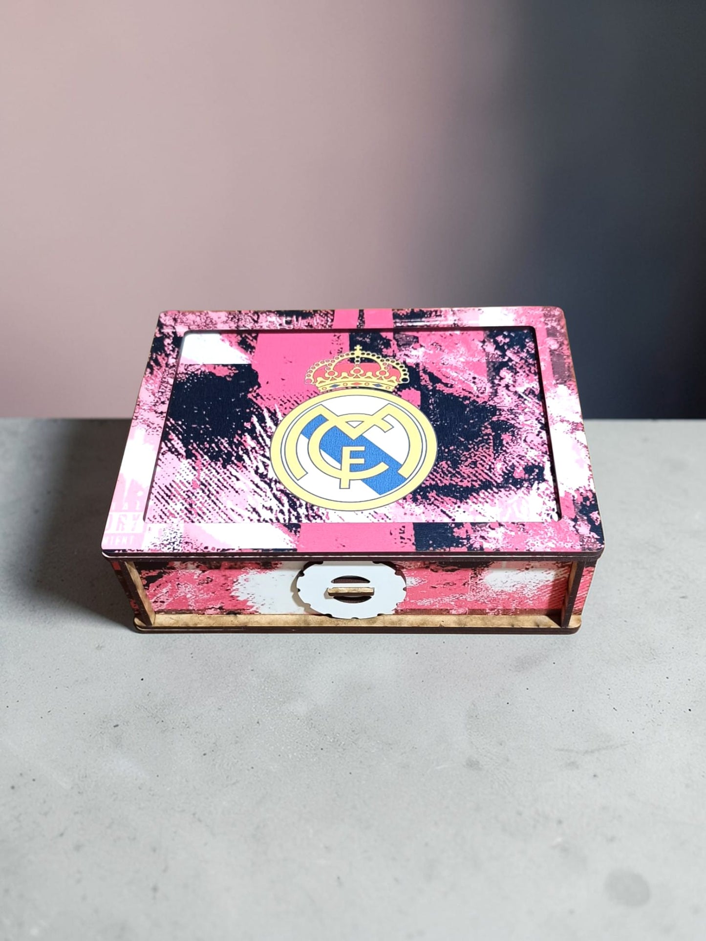 Hucha de Madera para Fans del Real Madrid ⚽ Edición Limitada a Todo Color