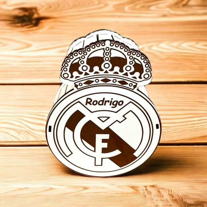 Caja en forma de escudo del Real Madrid: ¡Pasión madridista en tus manos!
