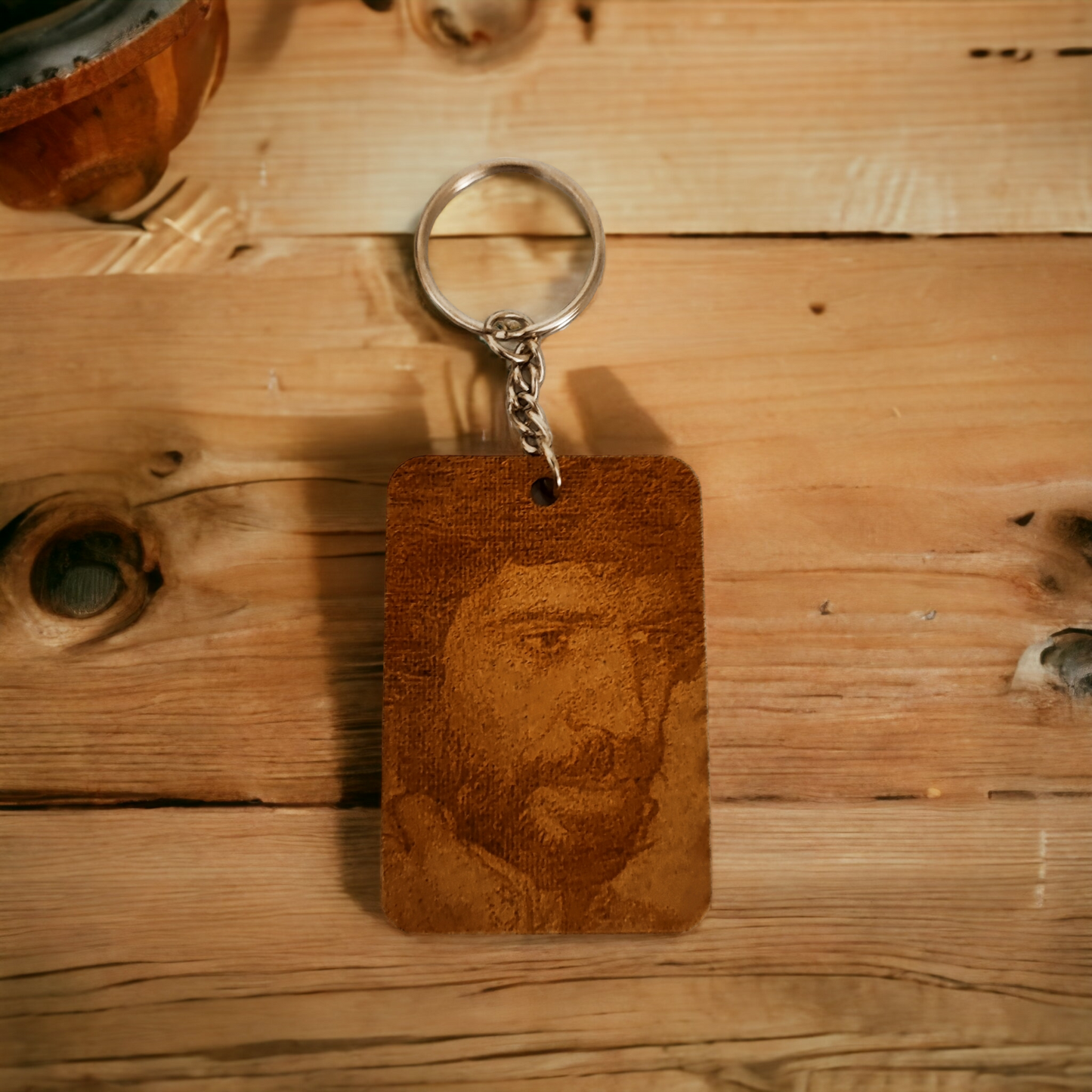 "Llaveros personalizados de madera grabados a láser del Real Betis, FC Barcelona y Camarón de la Isla - ¡Muestra tu estilo único y pasión por el fútbol y el flamenco!"