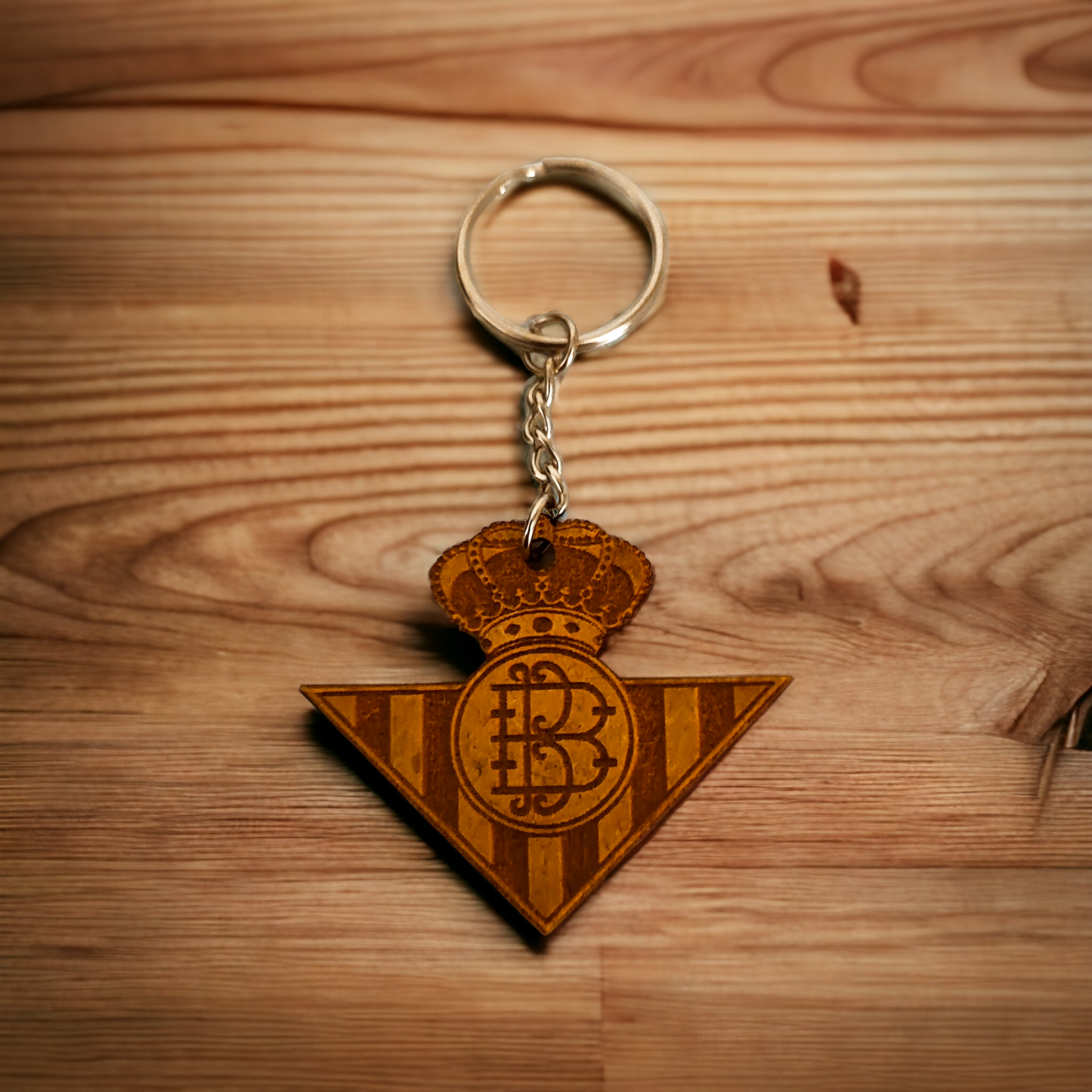 "Llaveros personalizados de madera grabados a láser del Real Betis, FC Barcelona y Camarón de la Isla - ¡Muestra tu estilo único y pasión por el fútbol y el flamenco!"