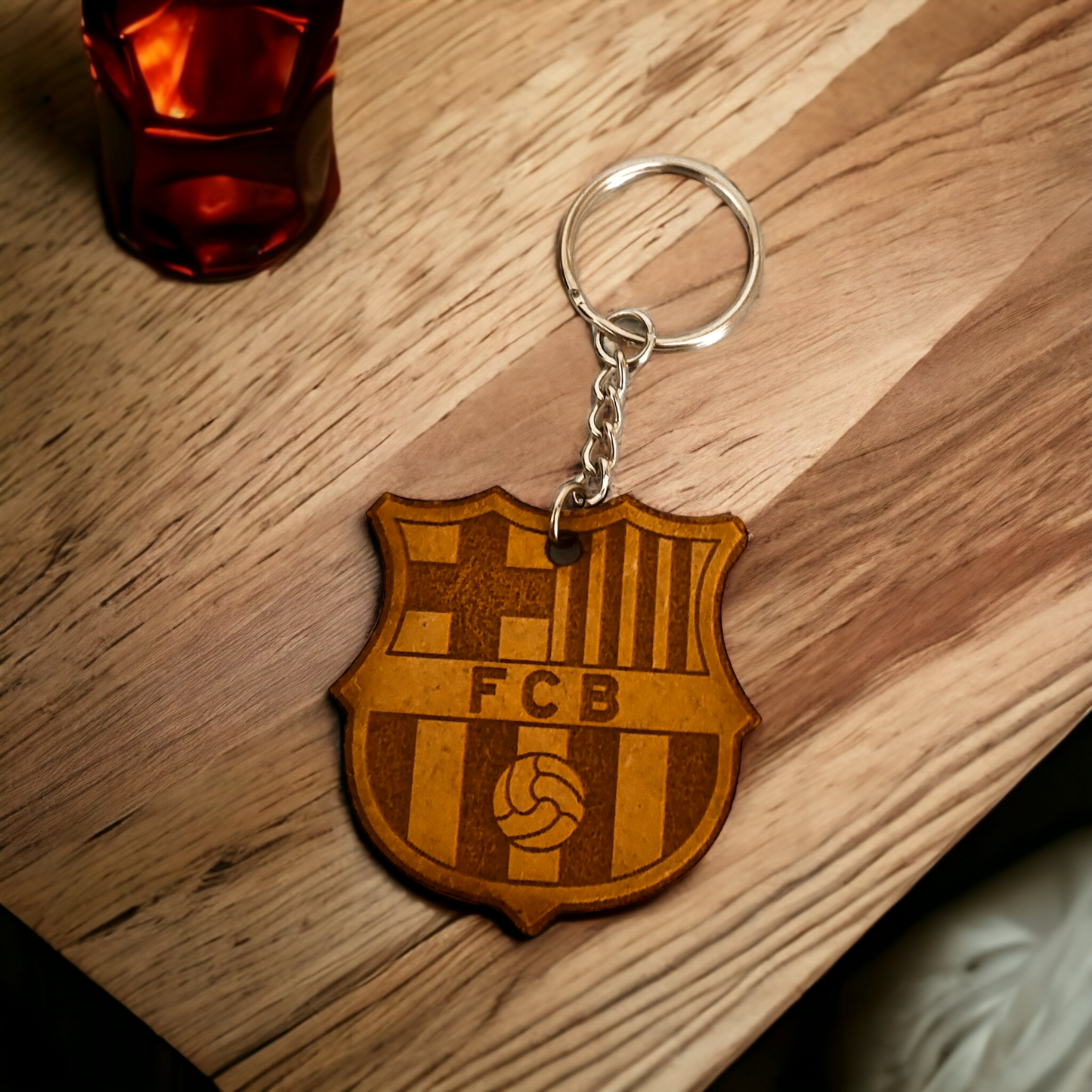 "Llaveros personalizados de madera grabados a láser del Real Betis, FC Barcelona y Camarón de la Isla - ¡Muestra tu estilo único y pasión por el fútbol y el flamenco!"