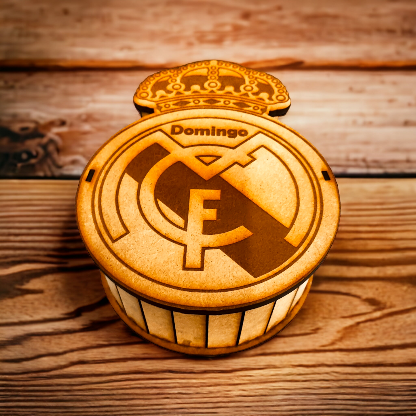 "Cajita con forma de escudo del Real Madrid personalizada | Regalo ideal para fans del equipo"