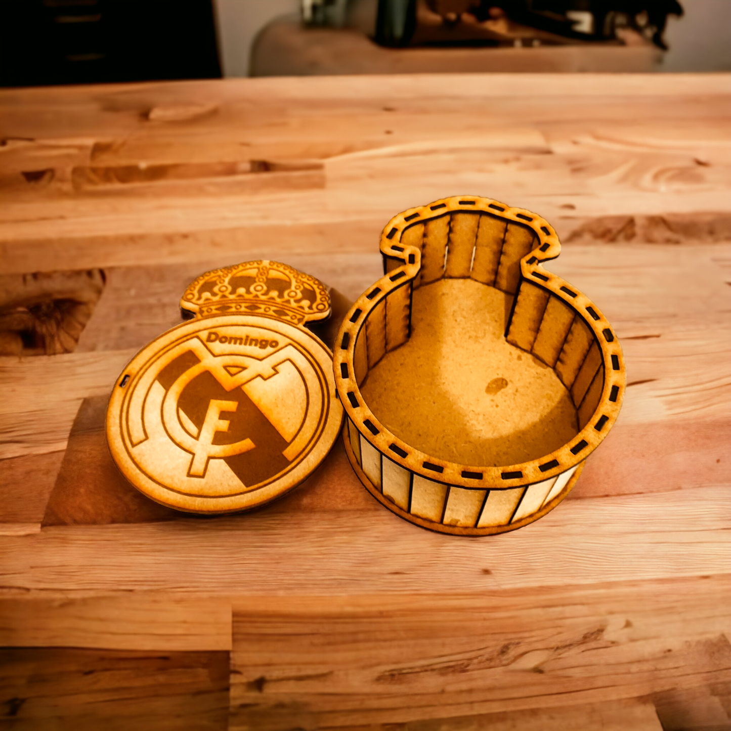 "Cajita con forma de escudo del Real Madrid personalizada | Regalo ideal para fans del equipo"