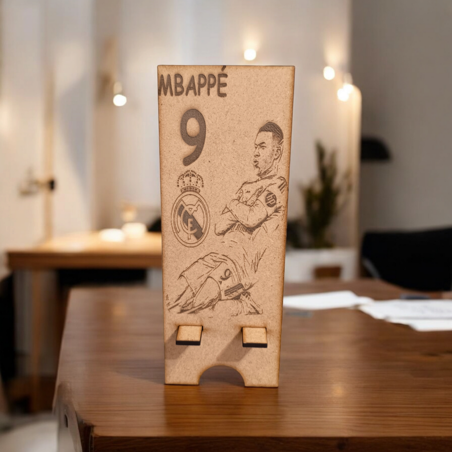 Soporte para Móvil en Madera de Kilian Mbappé
