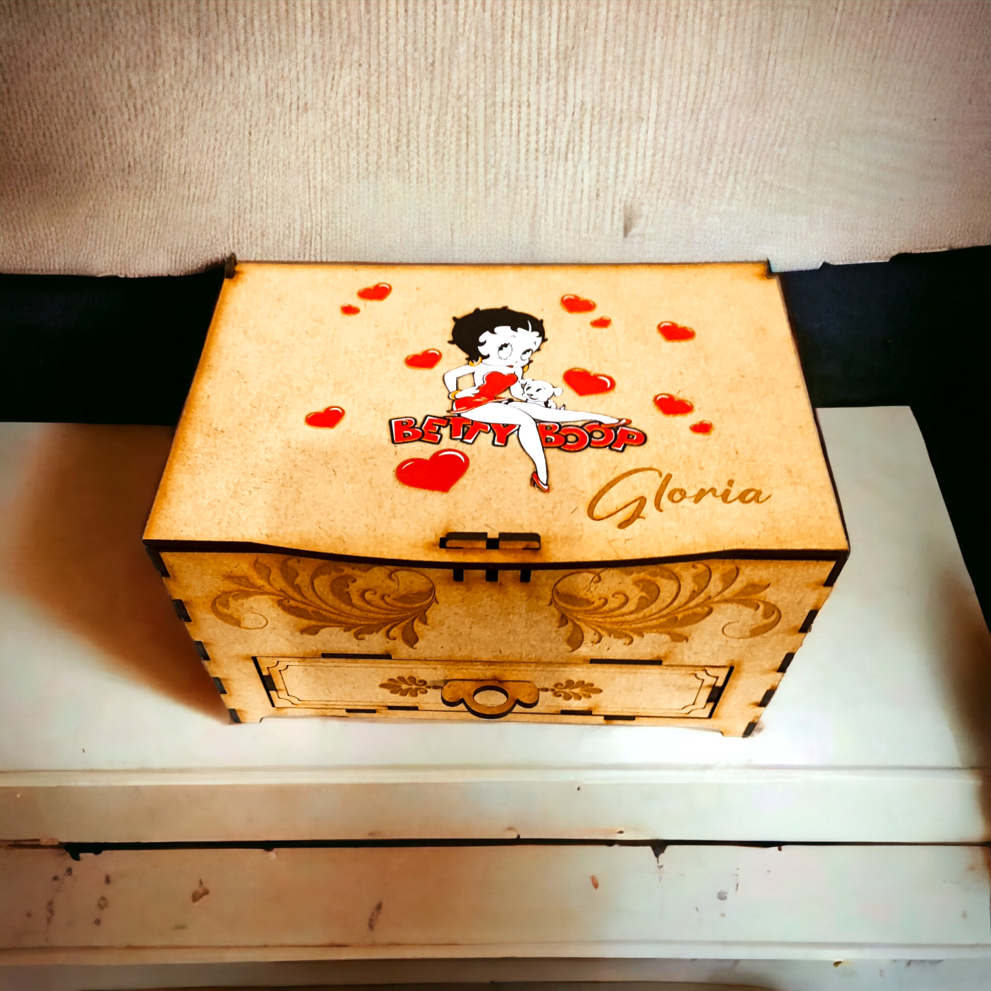 "joyero con cajón de madera personalizado con diseño de Betty Boop para organizar tus joyas con estilo"
