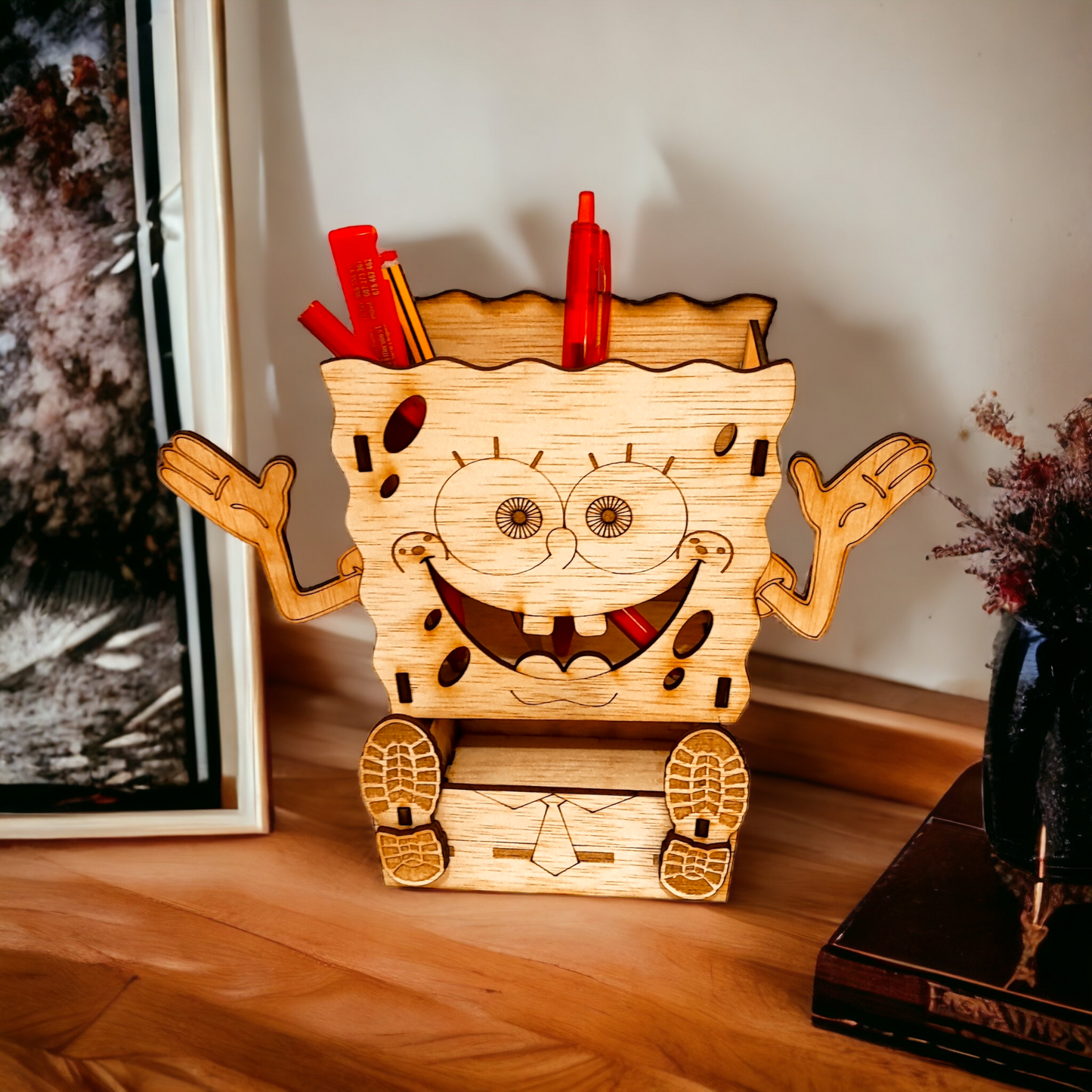 "Lapicero de Bob Esponja con cajón de madera: el accesorio de oficina que necesitas para mantenerte organizado y con estilo"