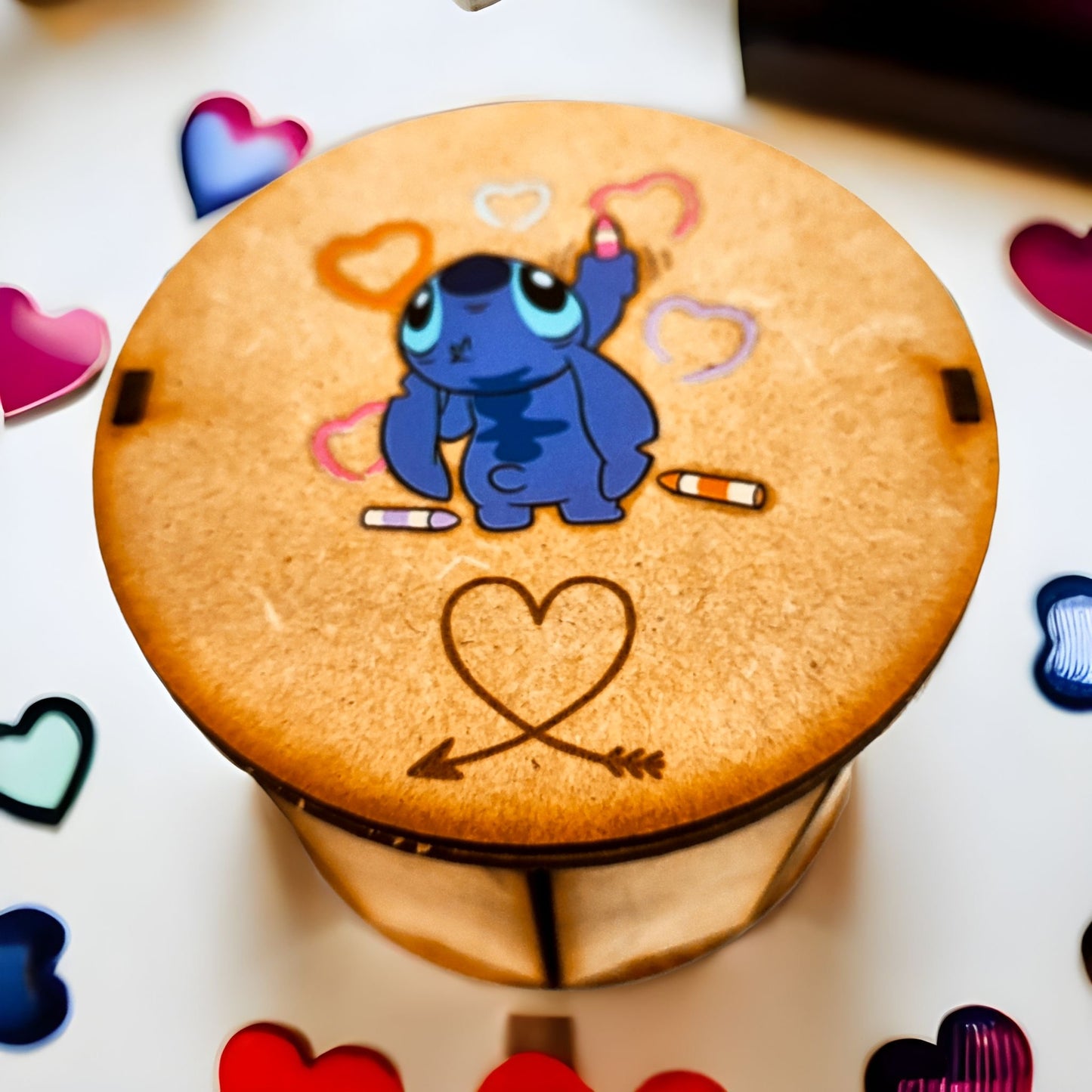 "Caja de Madera Redonda con Diseño de Stitch: Perfecta para Sorprender a tu Ser Amado" - fusoregalos