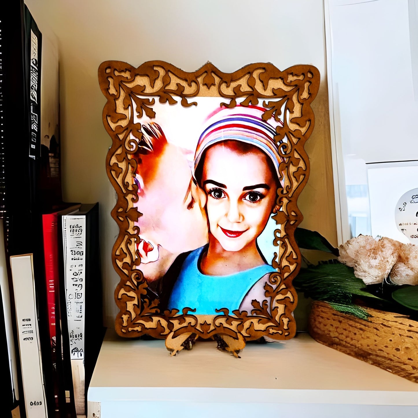 "Cuadro de madera con diseño personalizado estilo Cartoon y marco de flores en color nogal - tamaño A3" - fusoregalos