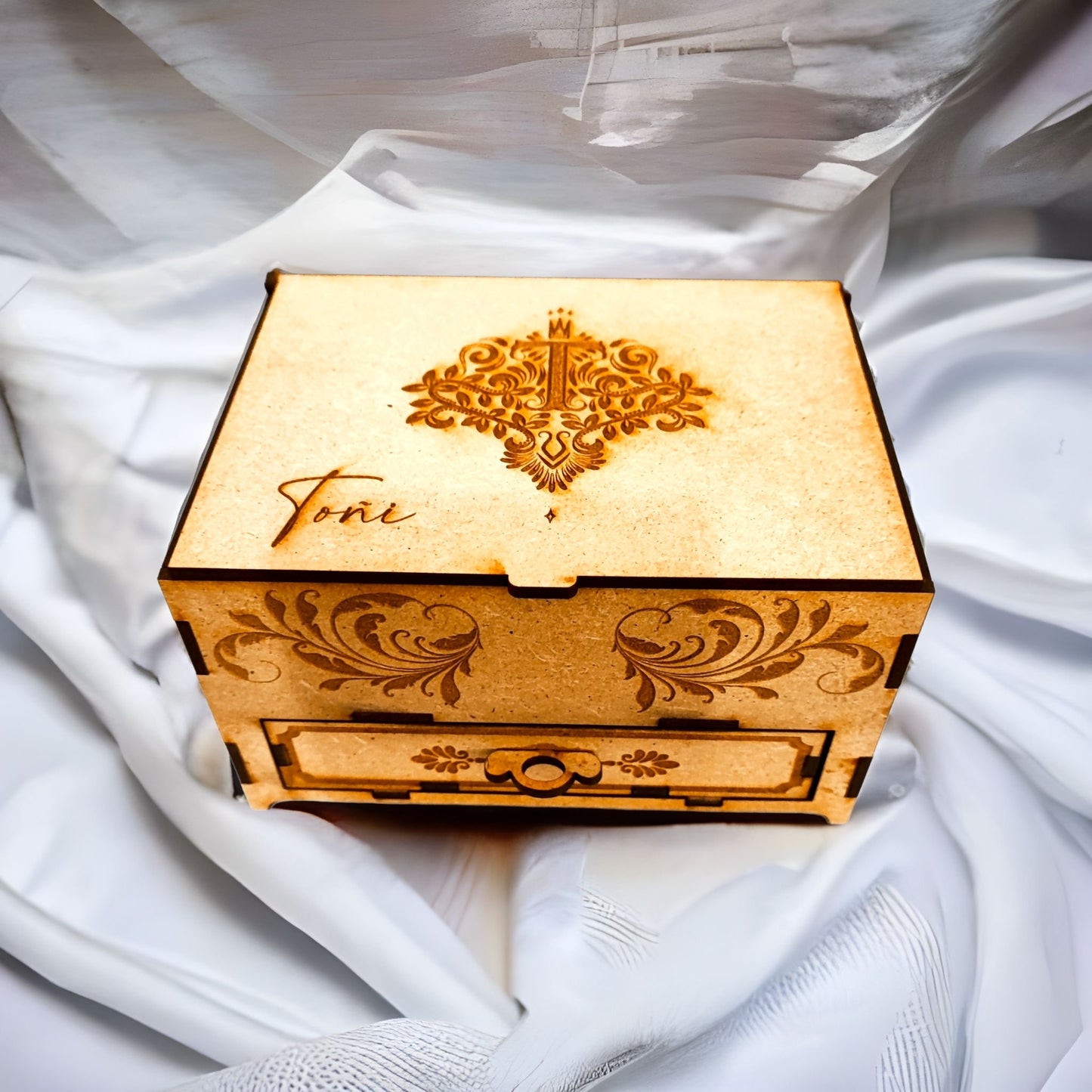 "Joyero de madera con cajón y tapa personalizada con grabado láser - Organiza tus joyas con estilo y diversión" - fusoregalos