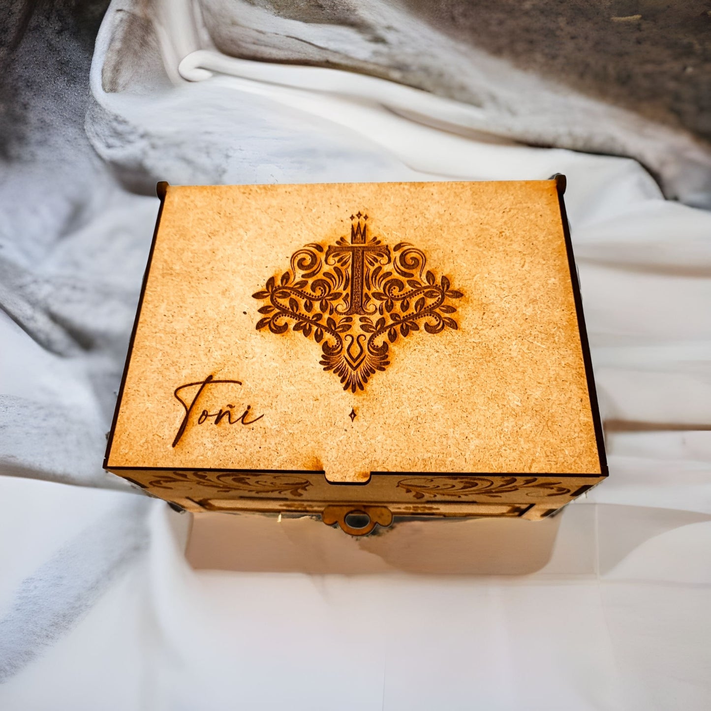"Joyero de madera con cajón y tapa personalizada con grabado láser - Organiza tus joyas con estilo y diversión" - fusoregalos