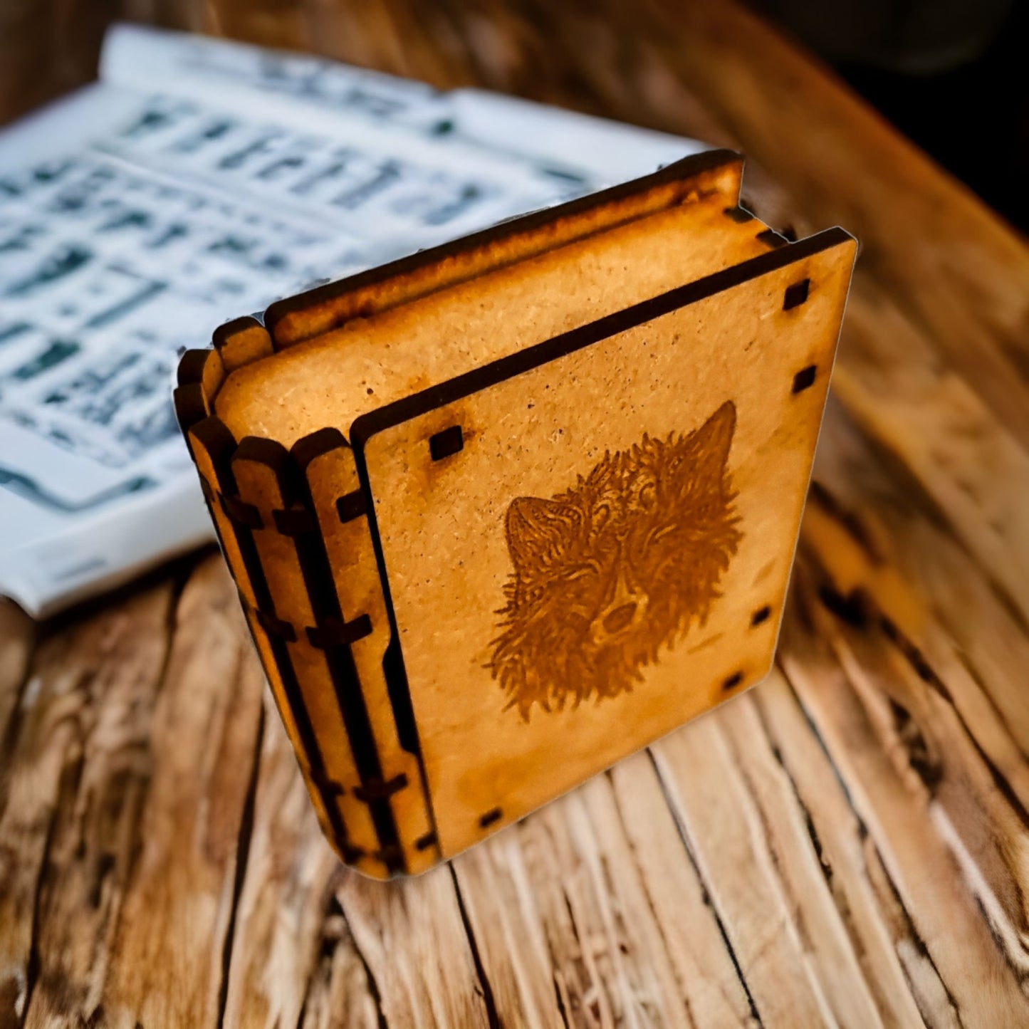 "Joyero de madera con forma de libro y cajón grabado con lobo - Diseño único y funcional" - fusoregalos