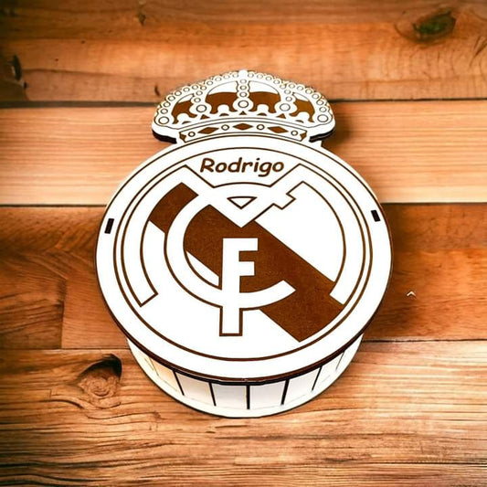 Caja en forma de escudo del Real Madrid: ¡Pasión madridista en tus manos!