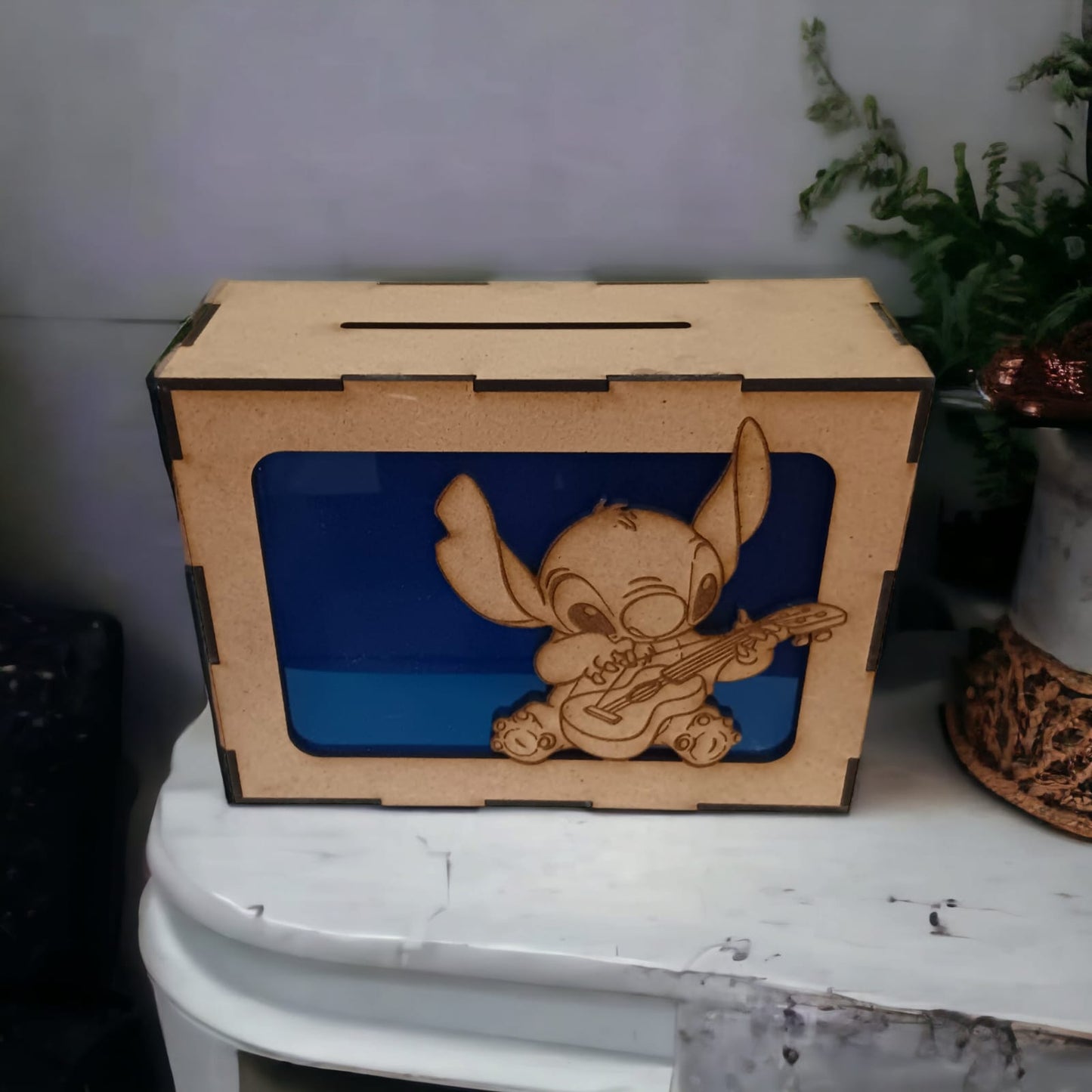 "¡Ahorra con Estilo y Encanto! Descubre la Alcancía de Madera de Stitch Grabada con Láser"