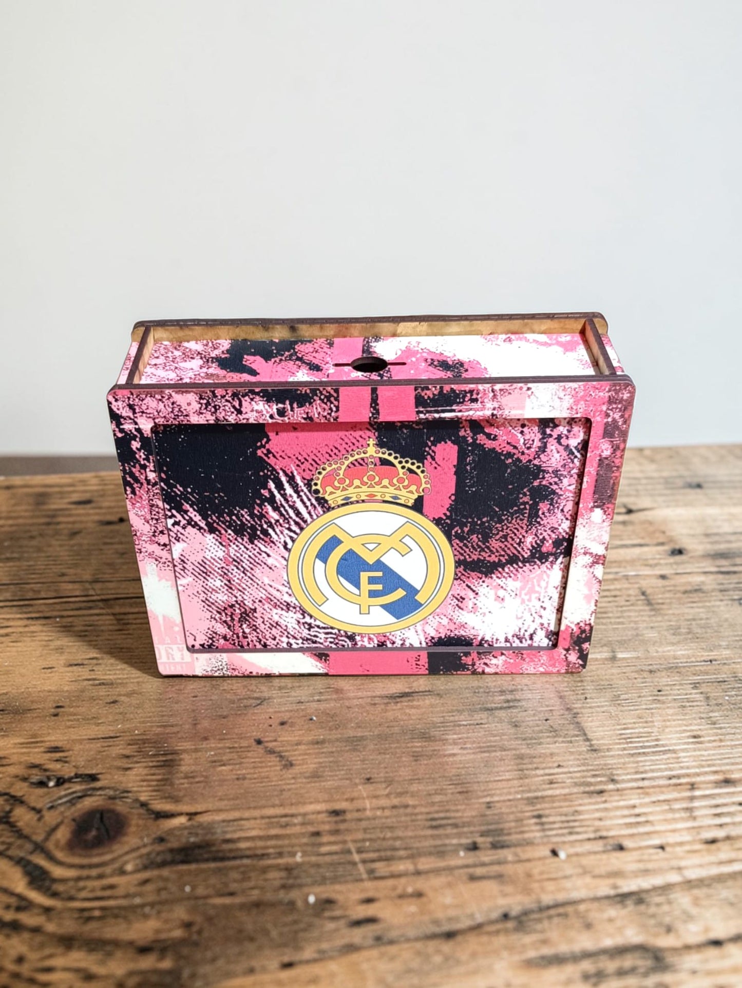 Hucha de Madera para Fans del Real Madrid ⚽ Edición Limitada a Todo Color