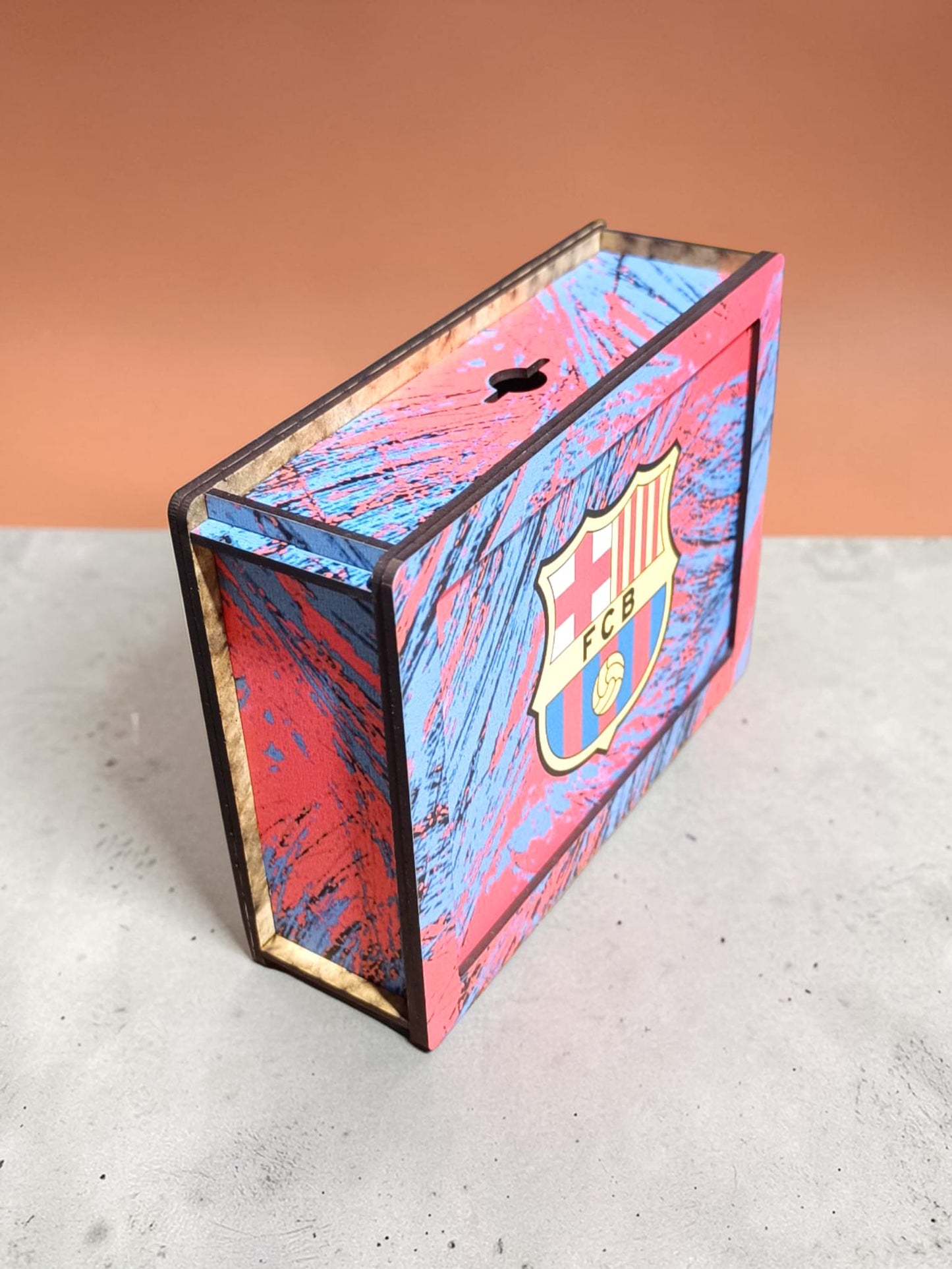 👉 Hucha de Madera para Fans del F.C Barcelona ⚽ Edición Limitada a Todo Color