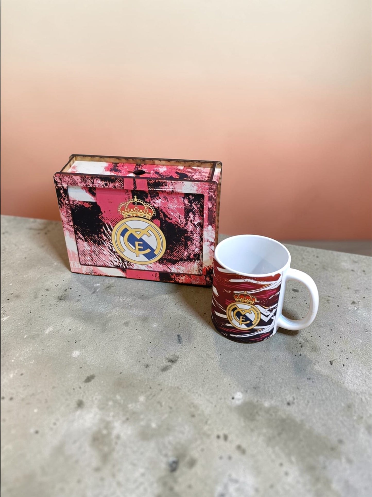 Pack hucha Real Madrid más taza futbol personalizado