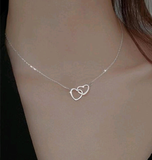 "Collar de Corazón de Acero de Titanio: Elegancia Única sin Decoloración"