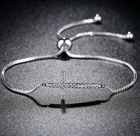 "Pulsera de Acero Inoxidable con Cruz y Diamantes: Elegancia Deslumbrante para Mujer"