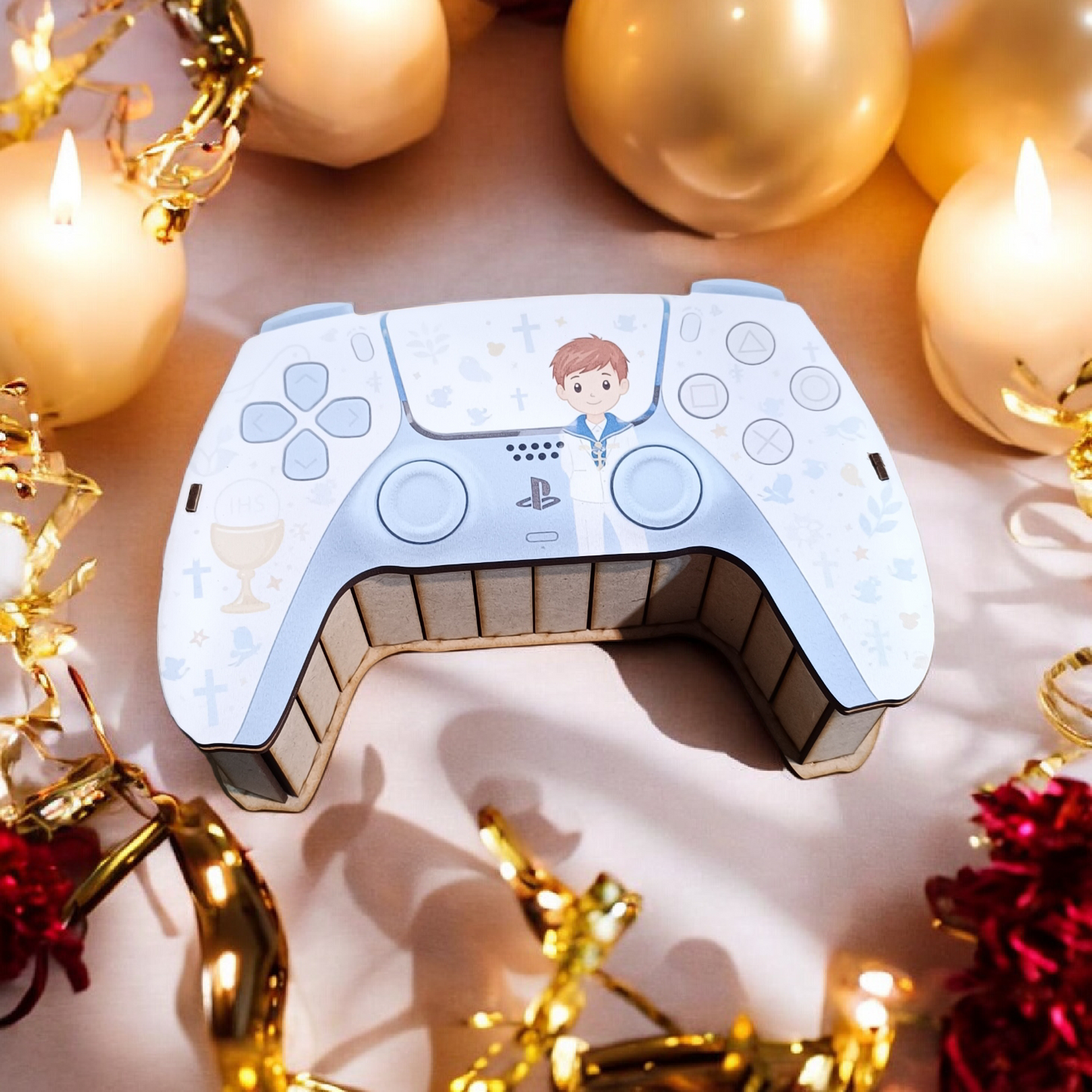 Caja de Madera con Forma de Mando PS5 – Diseño Niño de Comunión en Azul Celeste y Blanco