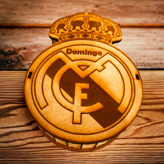 "Cajita con forma de escudo del Real Madrid personalizada | Regalo ideal para fans del equipo"