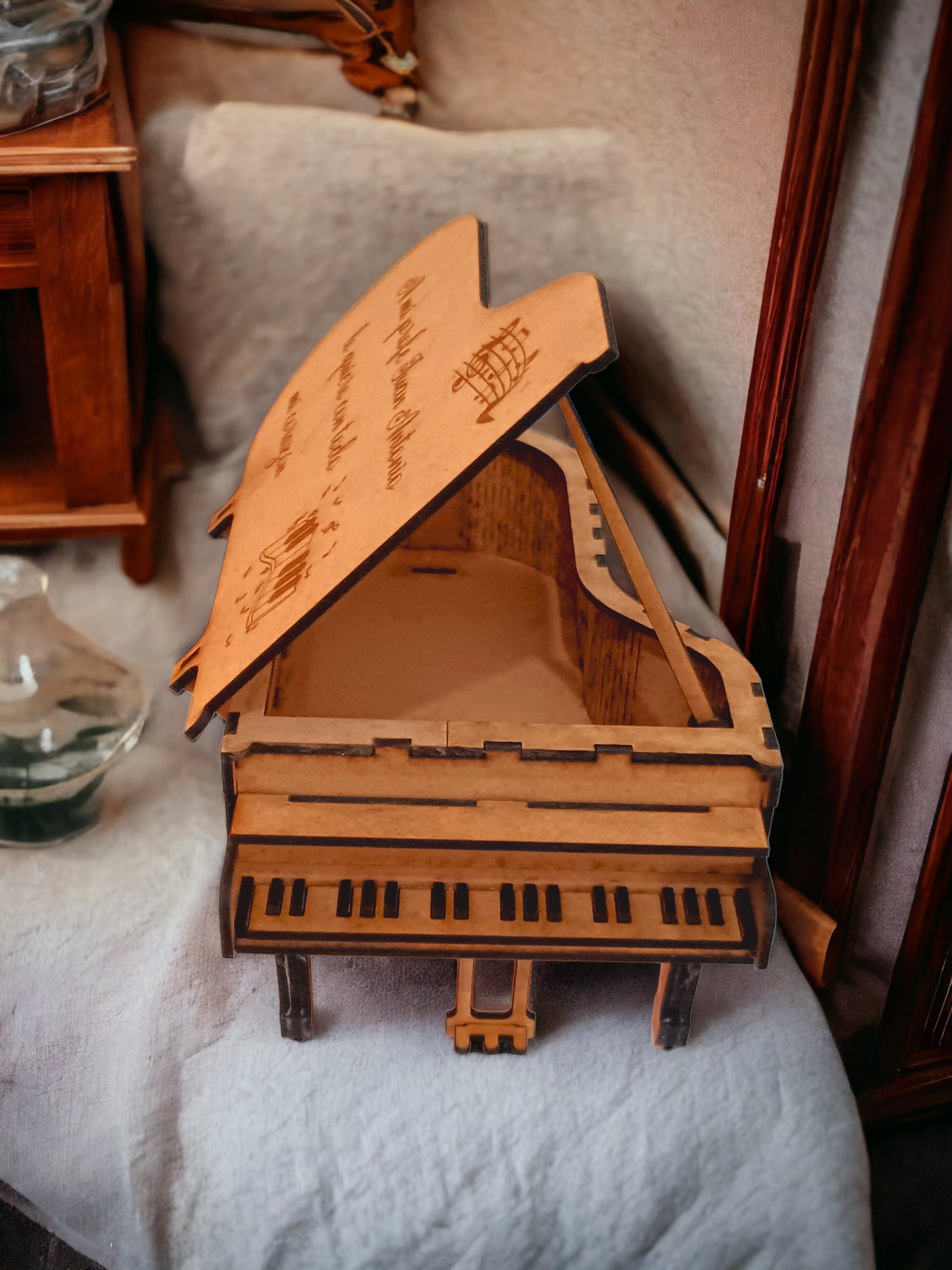 "Joyero de madera en forma de piano: Personalizable y elegante regalo"