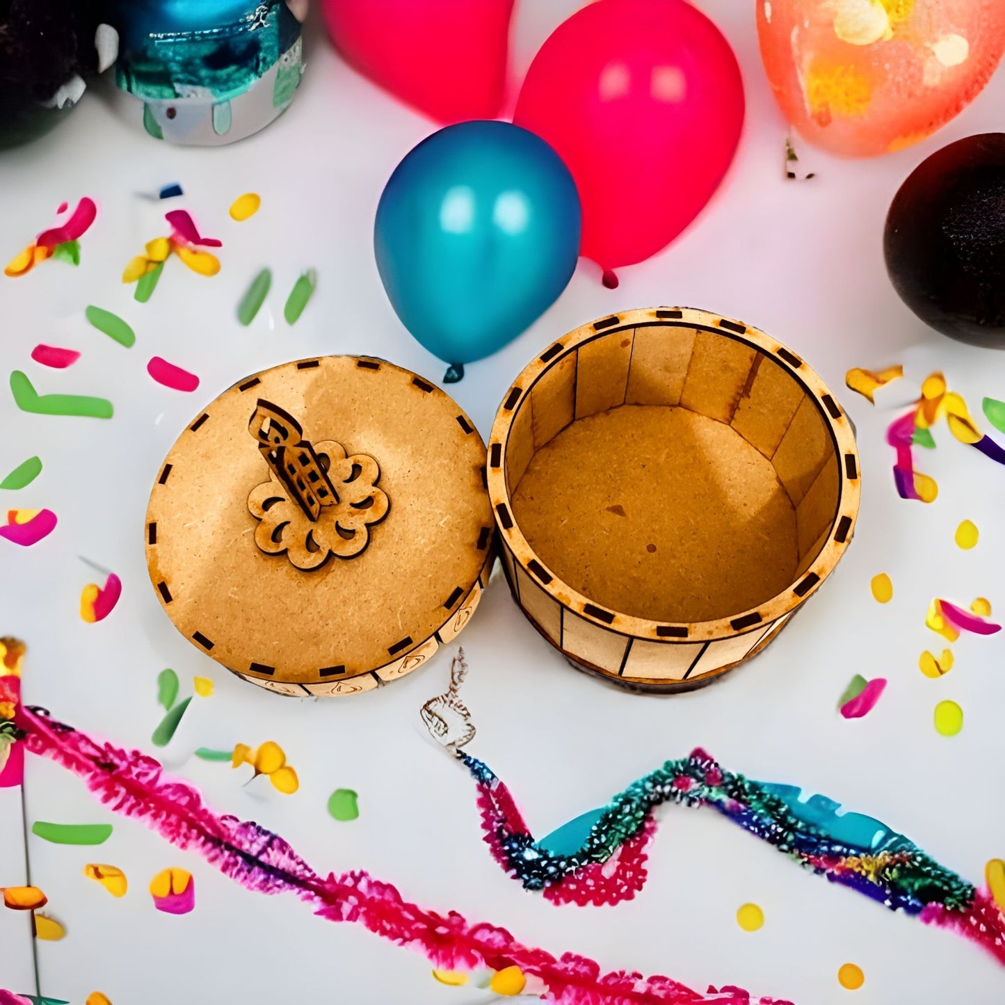 "Cajita de madera grabada con láser en forma de tarta de cumpleaños de 14 cm para regalos y sorpresas de golosinas". - fusoregalos