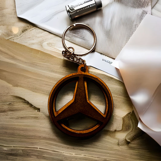 "Llavero de madera Mercedes con logotipo de la insignia pintado a mano en color nogal - Accesorio ligero y duradero para amantes de los autos" - fusoregalos